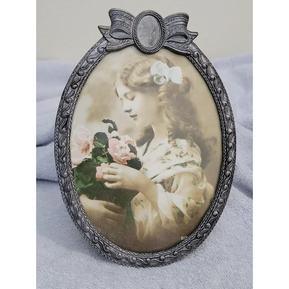 Victorian-style Metal Decorative Oval Picture Frame with bow floral details